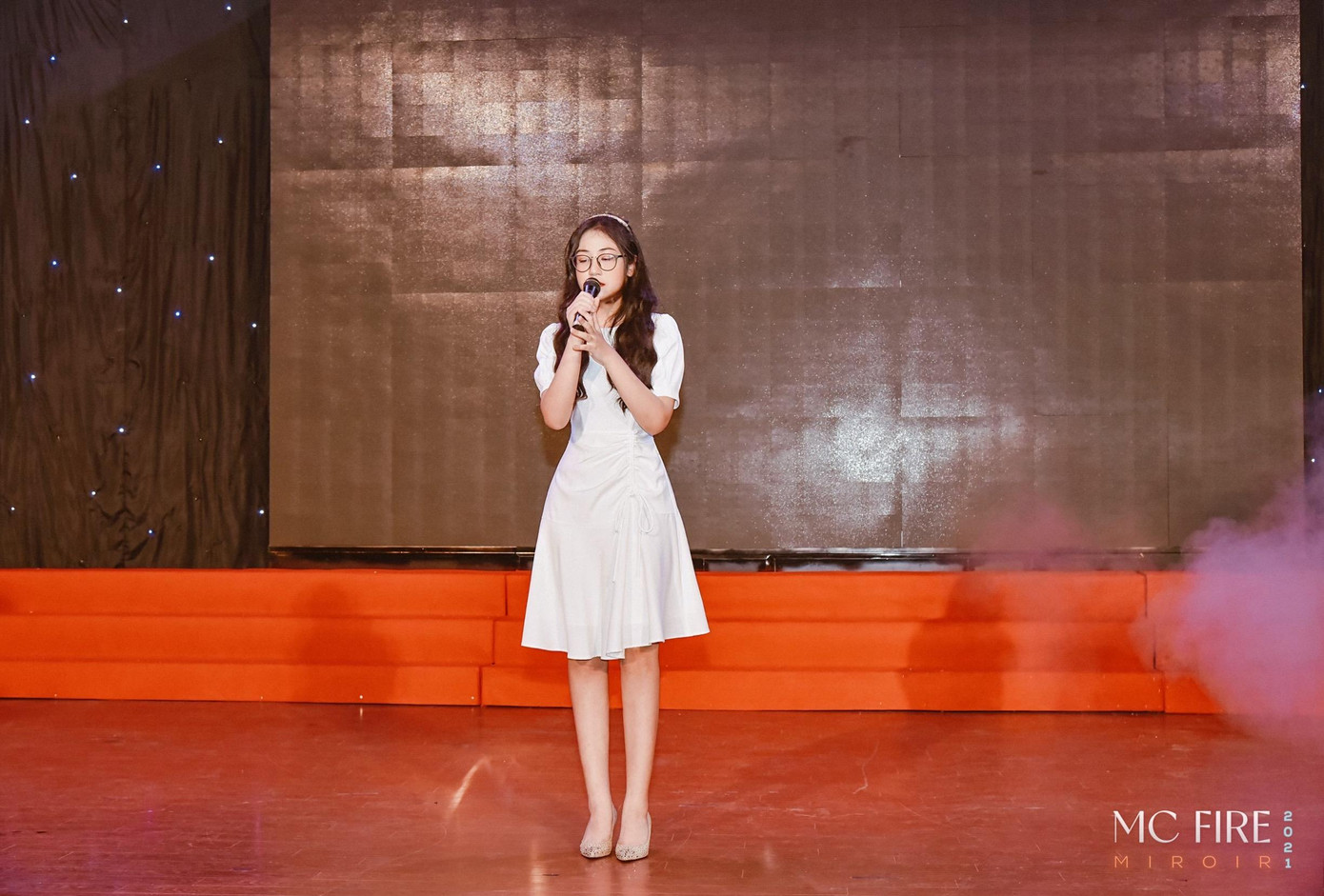 Cô nàng dần trở nên tự tin dẫn chương trình tại nhiều sự kiện lớn, nhỏ trong và ngoài trường tổ chức. Cô nàng dần trở nên tự tin dẫn chương trình tại nhiều sự kiện lớn, nhỏ trong và ngoài trường tổ chức.