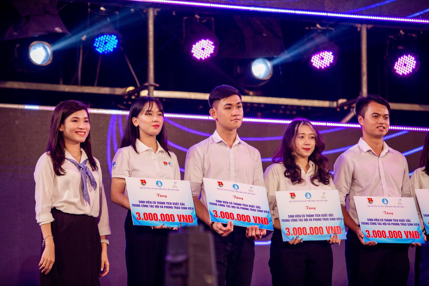 Nguyệt Anh (đứng thứ 2 từ phải qua trái) nhận học bổng “Sinh viên có thành tích xuất sắc trong công tác Hội và phong trào sinh viên do Trung ương Hội Sinh viên Việt Nam trao tặng. Nguyệt Anh (đứng thứ 2 từ phải qua trái) nhận học bổng “Sinh viên có thành tích xuất sắc trong công tác Hội và phong trào sinh viên do Trung ương Hội Sinh viên Việt Nam trao tặng.