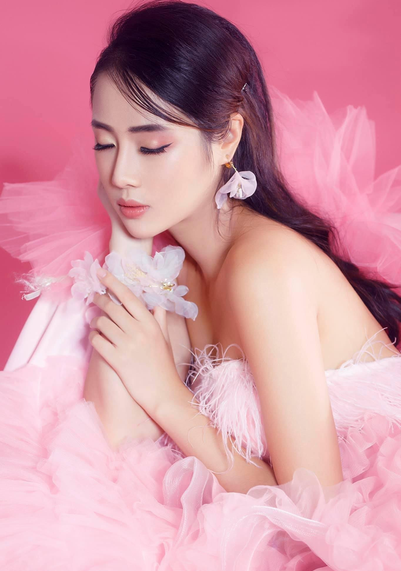 Ánh Tuyết từng trải qua những năm tháng tuổi thơ đầy vất vả vì bệnh tật, biến cố.