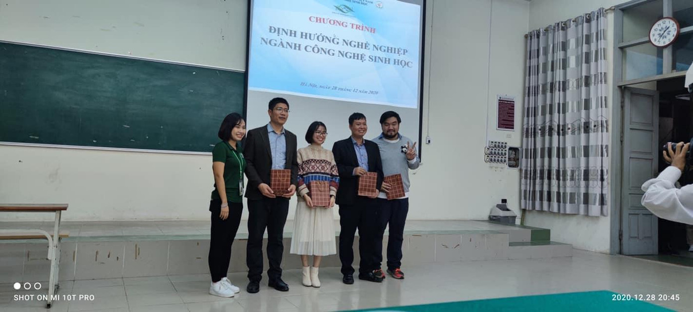 Quỳnh tham gia chương trình "Định hướng nghề nghiệp ngành Công nghệ Sinh học" . Quỳnh tham gia chương trình "Định hướng nghề nghiệp ngành Công nghệ Sinh học" .