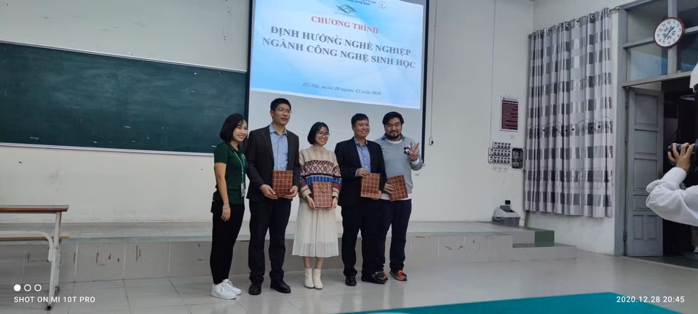 Quỳnh tham gia chương trình "Định hướng nghề nghiệp ngành Công nghệ Sinh học" . Quỳnh tham gia chương trình "Định hướng nghề nghiệp ngành Công nghệ Sinh học" .