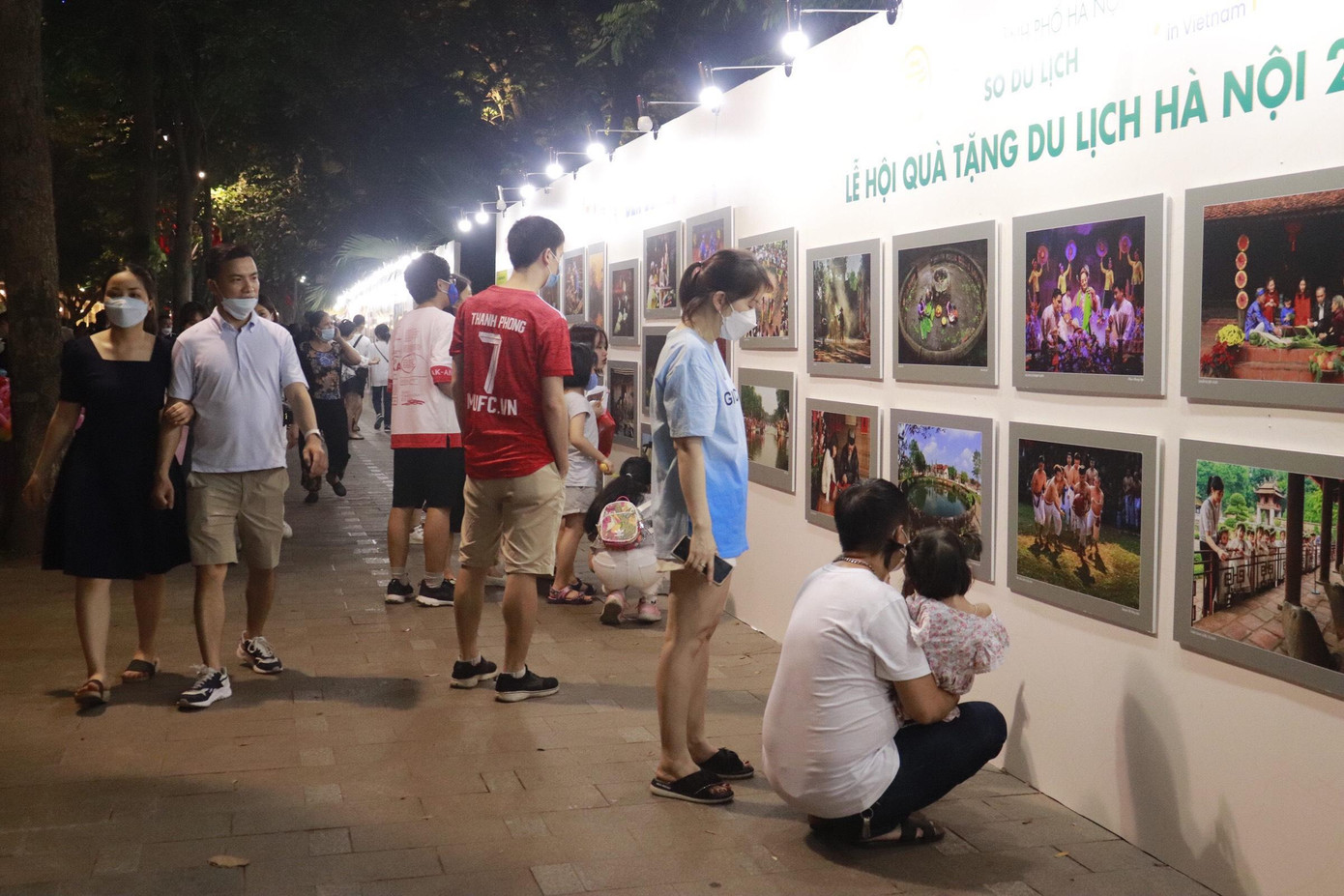 Các bạn trẻ thăm triển lãm ảnh về Hà Nội.