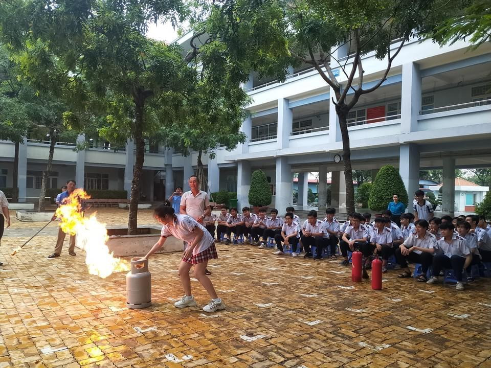 Đức Anh tham gia hoạt động ngoại khóa bồi dưỡng kiến thức về xã hội như phòng cháy chữa cháy và đứng ra tự giải quyết vấn đề khi có cháy tại trường học.