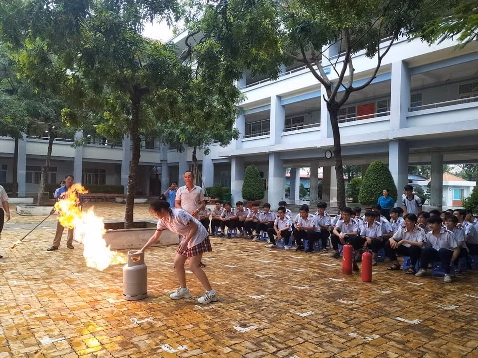 Đức Anh tham gia hoạt động ngoại khóa bồi dưỡng kiến thức về xã hội như phòng cháy chữa cháy và đứng ra tự giải quyết vấn đề khi có cháy tại trường học.