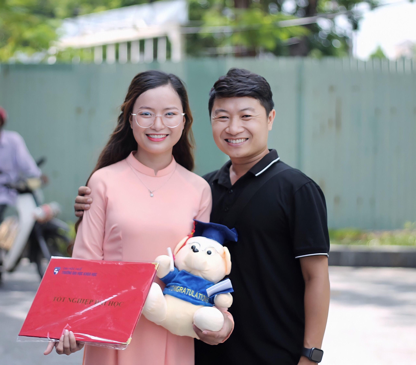 Nữ sinh thủ khoa ngành Triết và người sếp tại Trung tâm Anh ngữ. Nữ sinh thủ khoa ngành Triết và người sếp tại Trung tâm Anh ngữ.