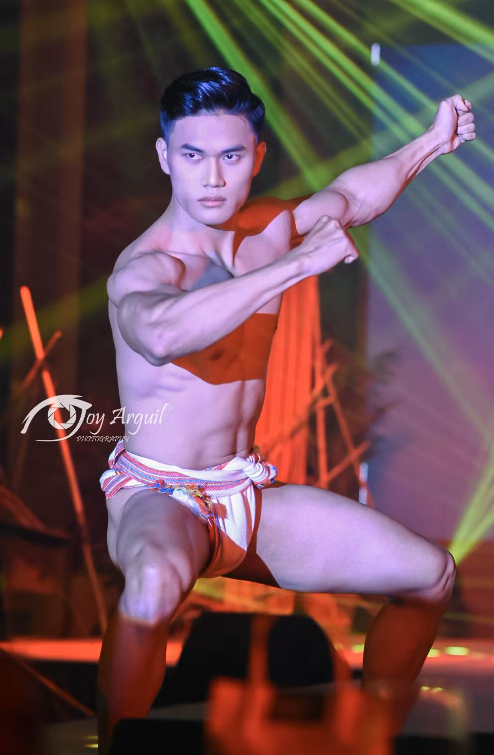 Hữu Anh gây ấn tượng mạnh với hình thể vạm vỡ, săn chắc trong phần thi trang phục dân tộc bản địa