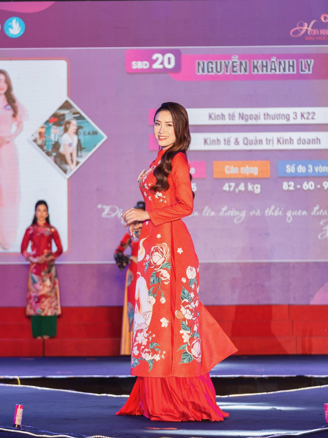 Khánh Ly trình diễn Áo dài tại Đêm Chung kết Miss Haiphong University 2022. Khánh Ly trình diễn Áo dài tại Đêm Chung kết Miss Haiphong University 2022.