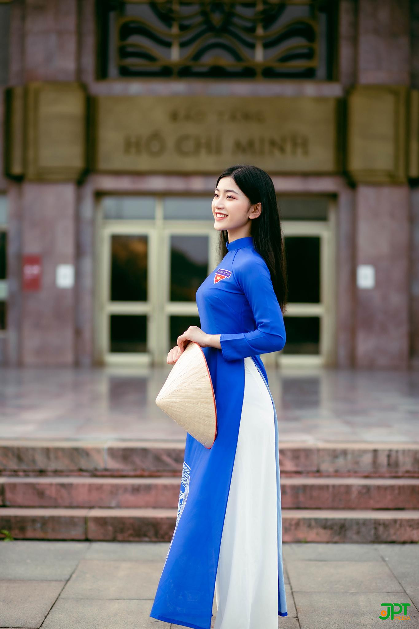 Cô gái rạng rỡ tại Bảo tàng Hồ Chí Minh