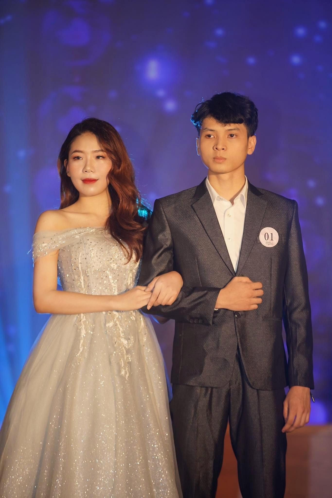 Lan Phương cùng bạn thi trong cuộc thi “Stage of pair Chào Tân sinh viên K45” năm 2020 do LCĐ Hành chính Nhà nước tổ chức.