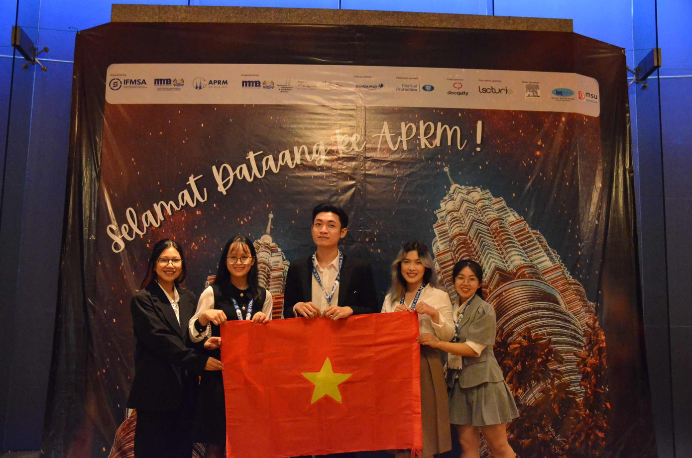 Đoàn sinh viên Việt Nam thể hiện màu cờ sắc áo tại Đại hội Khu vực Châu Á Thái Bình Dương (APRM), một trong những sự kiện thường niên của Liên đoàn Sinh viên Y khoa Quốc tế (IFMSA). Đoàn sinh viên Việt Nam thể hiện màu cờ sắc áo tại Đại hội Khu vực Châu Á Thái Bình Dương (APRM), một trong những sự kiện thường niên của Liên đoàn Sinh viên Y khoa Quốc tế (IFMSA).