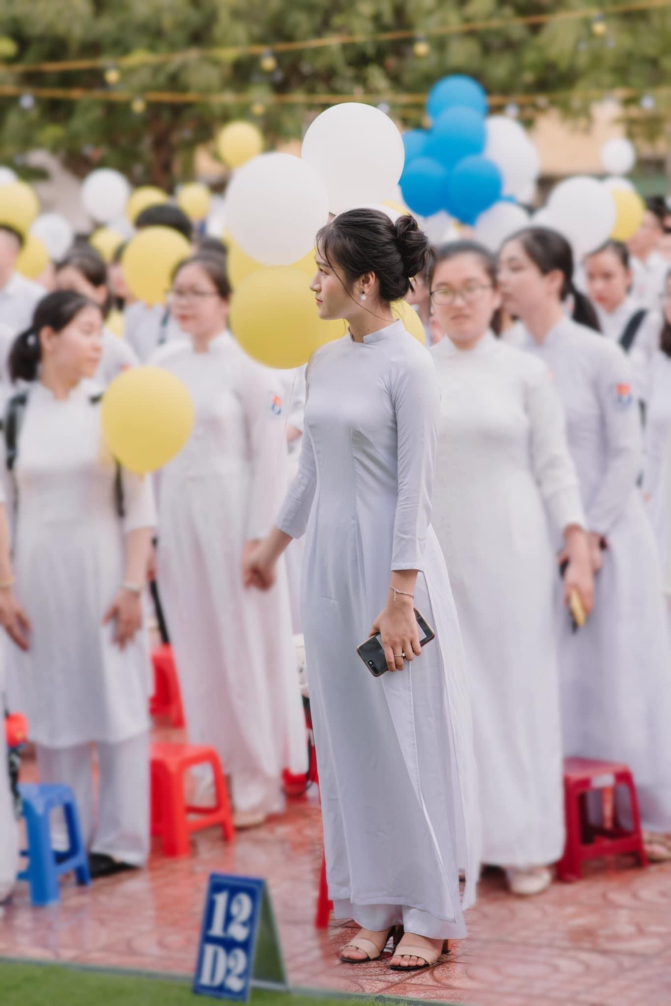 Tốt nghiệp THPT cô quyết định lựa chọn Báo truyền hình để học tập và theo đuổi đam mê.