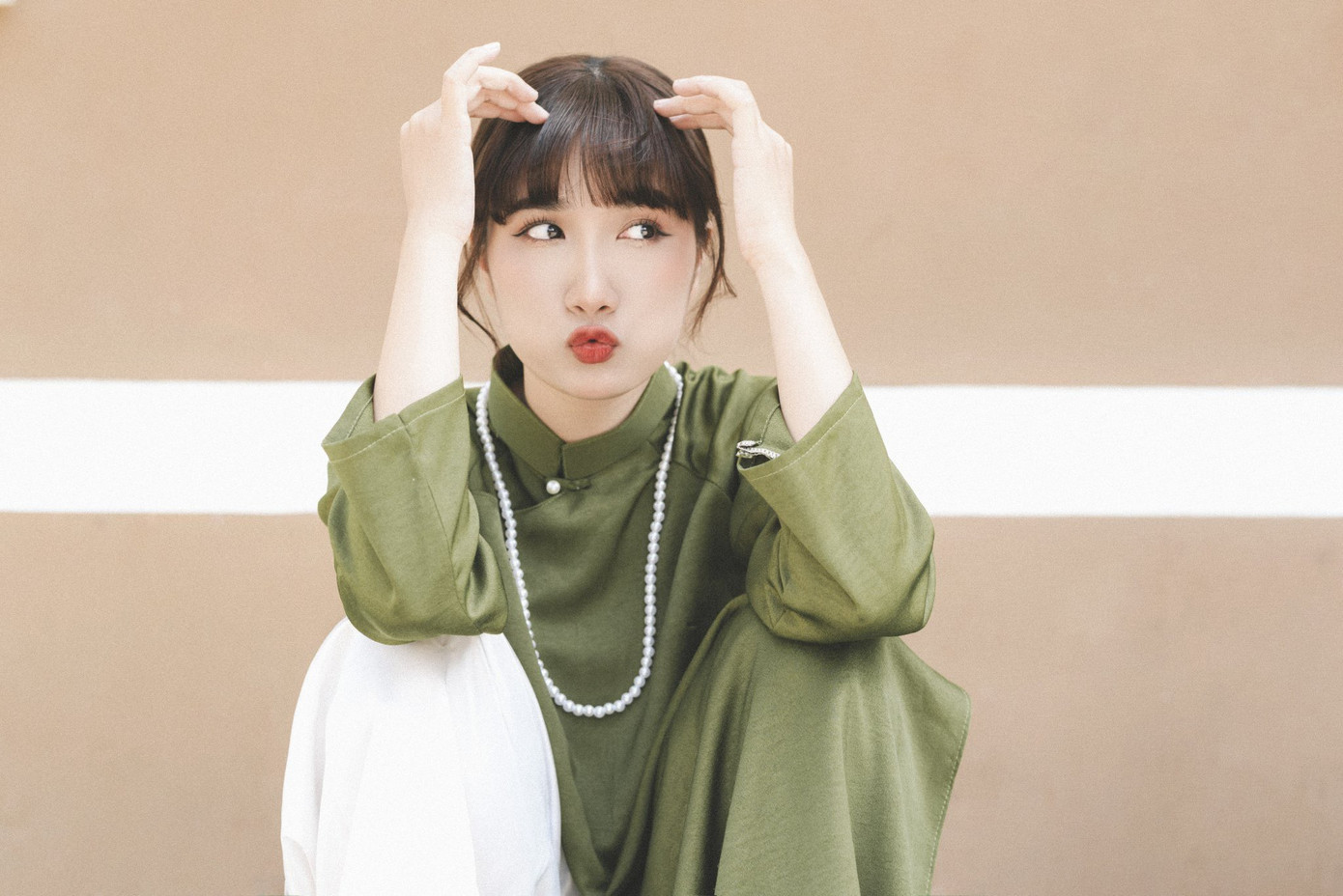 Vẻ dí dỏm của cô nàng Thanh Huyền trong bộ áo dài màu xanh lá.