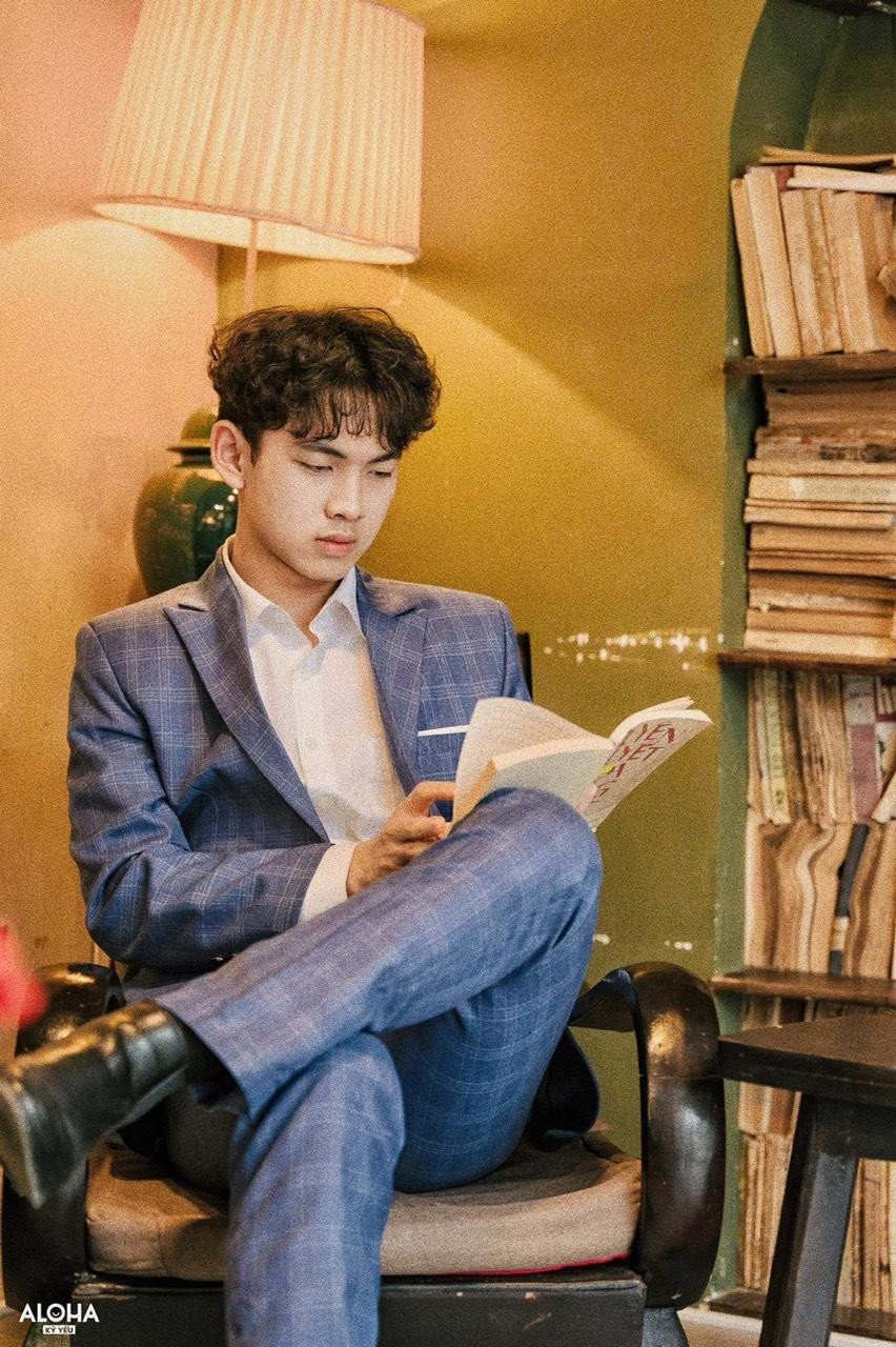 Việc tự nghiên cứu thông tin kiến thức bên ngoài là một trong những hoạt động của sinh viên. Việc tự nghiên cứu thông tin kiến thức bên ngoài là một trong những hoạt động của sinh viên.