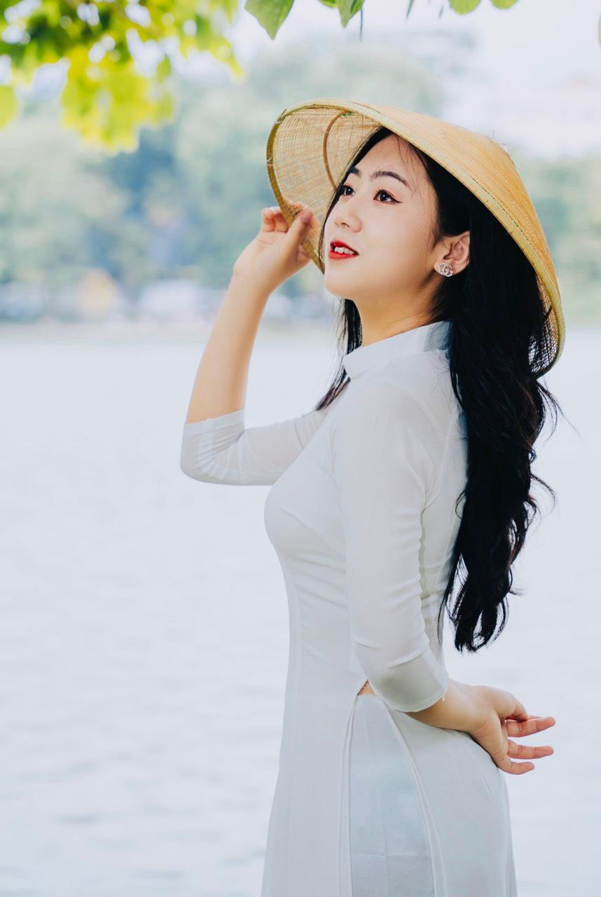 Đỗ Kiều Chinh (sinh năm 2000) vừa tốt nghiệp loại Giỏi chuyên ngành Thương mại điện tử, trường Đại học Mỏ - Địa chất.