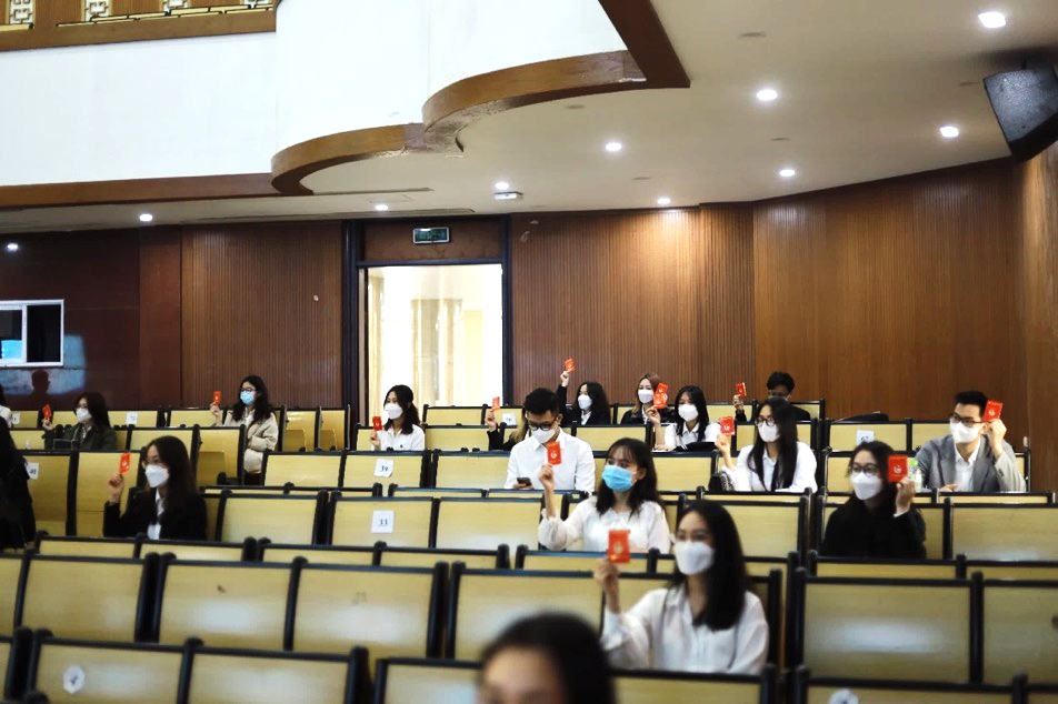 Các đại biểu tham dự Hội nghị tiến hành biểu quyết bằng hình thức giơ thẻ Đoàn viên. Các đại biểu tham dự Hội nghị tiến hành biểu quyết bằng hình thức giơ thẻ Đoàn viên.