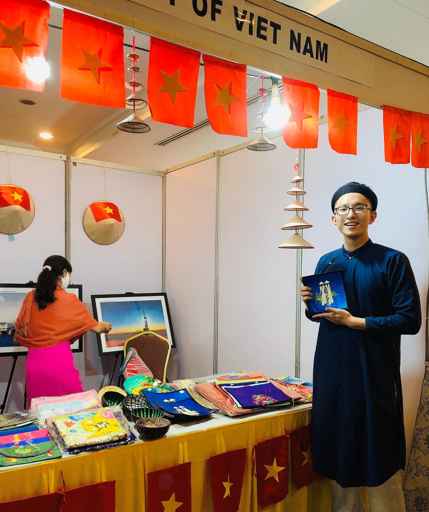 Hiệp chụp tại gian hàng của Đại sứ quán Việt Nam tại Brunei.