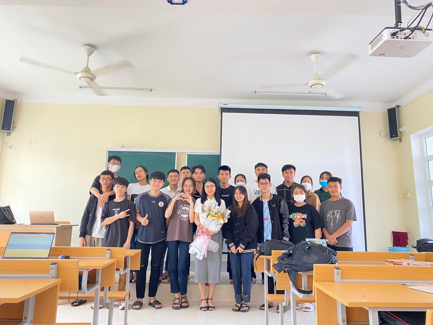 Xuân Đức và các bạn tặng hoa chúc mừng cô giáo. Xuân Đức và Khoa Lịch sử tổ chức tọa đàm gặp gỡ cán bộ giảng viên đã về hưu. Xuân Đức và các bạn tặng hoa chúc mừng cô giáo. Xuân Đức và Khoa Lịch sử tổ chức tọa đàm gặp gỡ cán bộ giảng viên đã về hưu.