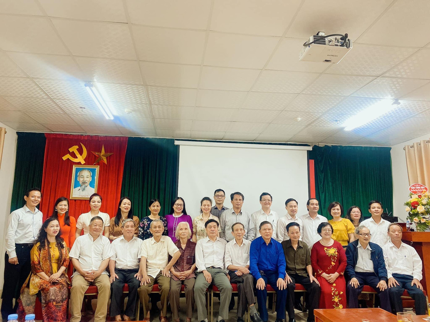 Xuân Đức và Khoa Lịch sử tổ chức tọa đàm gặp gỡ cán bộ giảng viên đã về hưu. Xuân Đức và Khoa Lịch sử tổ chức tọa đàm gặp gỡ cán bộ giảng viên đã về hưu.