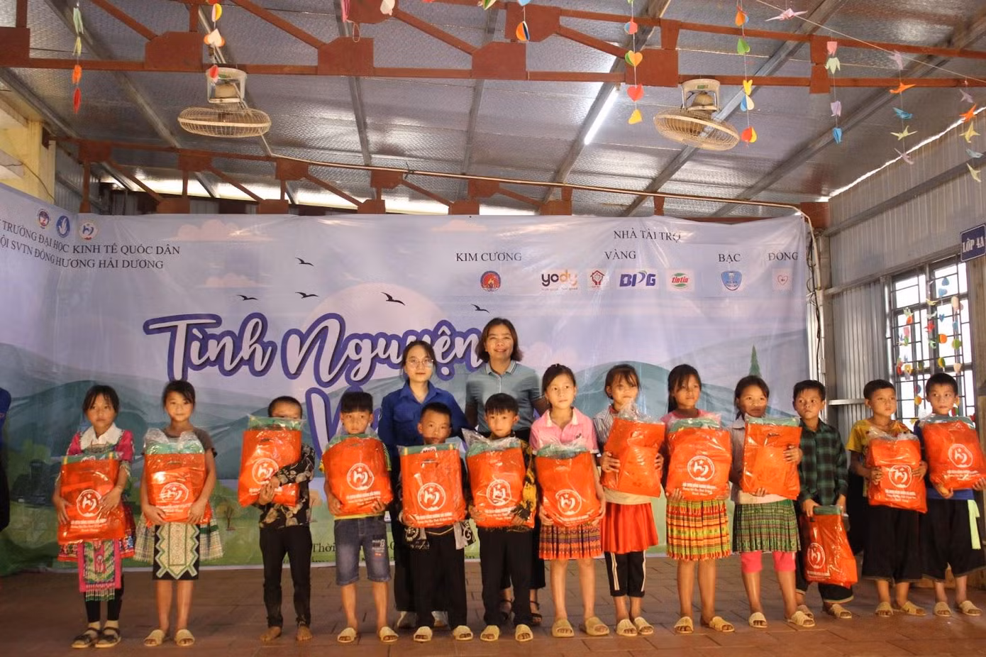 Đội Sinh viên Tình nguyện Đồng hương Hải Dương cùng Đại diện nhà trường lên trao quà cho các em học sinh có hoàn cảnh khó khăn.