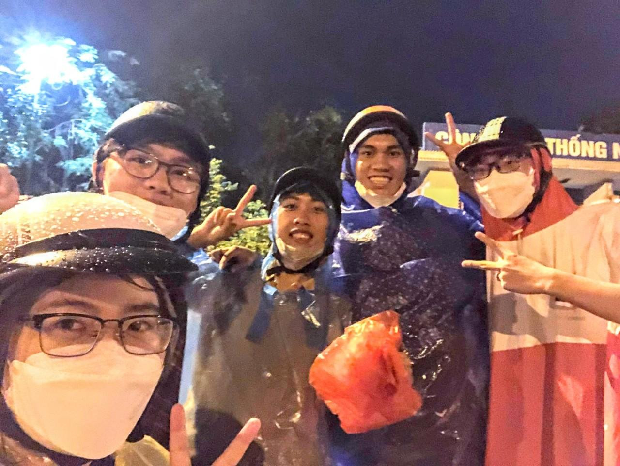 Huy Sơn cùng với Đội tình nguyện. Huy Sơn cùng với Đội tình nguyện.