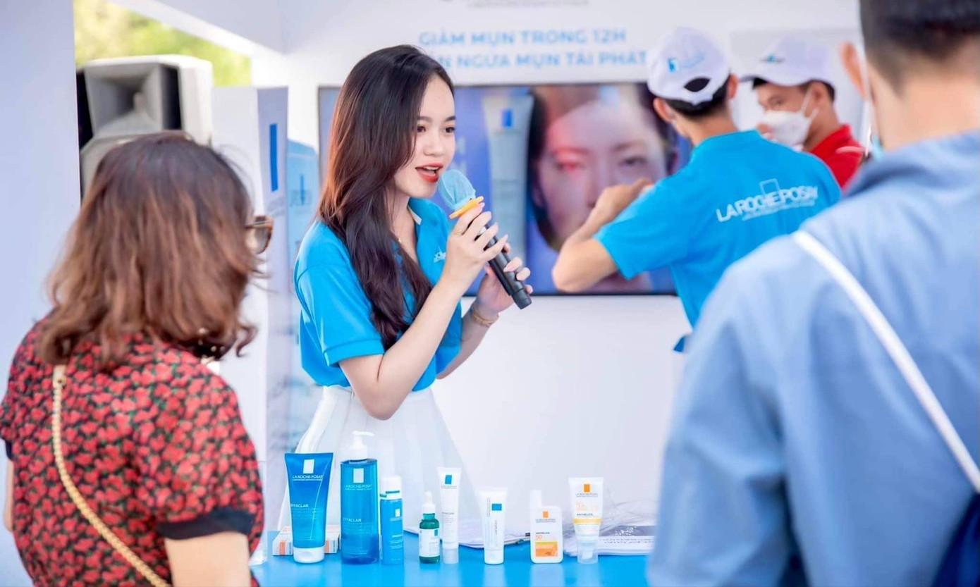 Cô nàng MC luôn nghiêm túc, chỉn chu trong công việc.