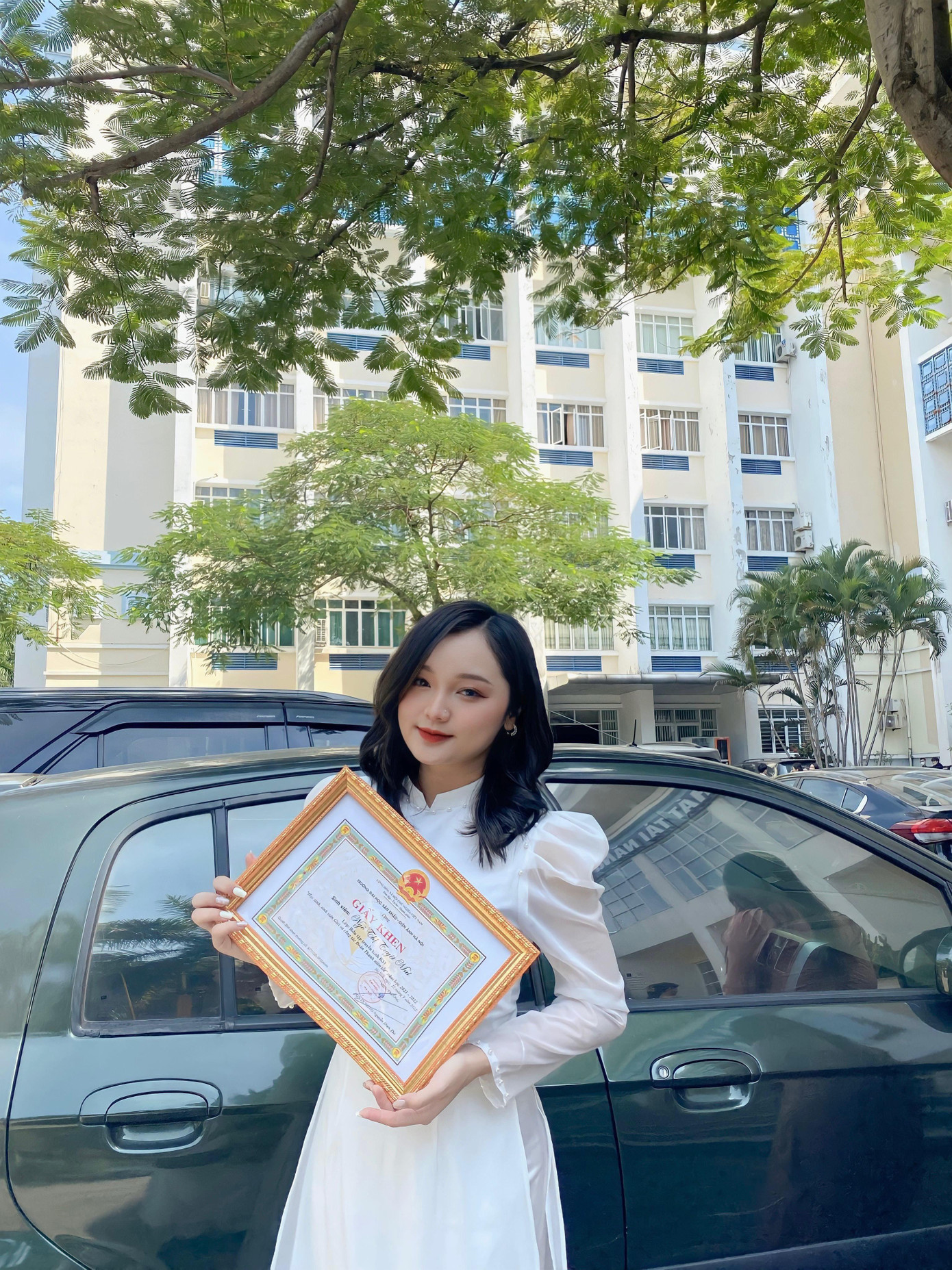 Không chỉ là một cô gái năng động, bản lĩnh, trong học tập, Tuyết Mai còn là một sinh viên Giỏi, đạt được nhiều giấy khen.