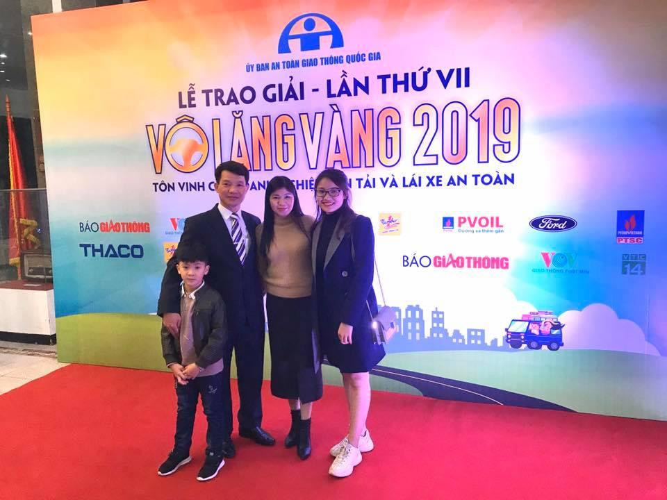 Gia đình luôn là điểm tựa giúp Ngọc Anh vững vàng trước những khó khăn và thử thách trong cuộc sống. Gia đình luôn là điểm tựa giúp Ngọc Anh vững vàng trước những khó khăn và thử thách trong cuộc sống.