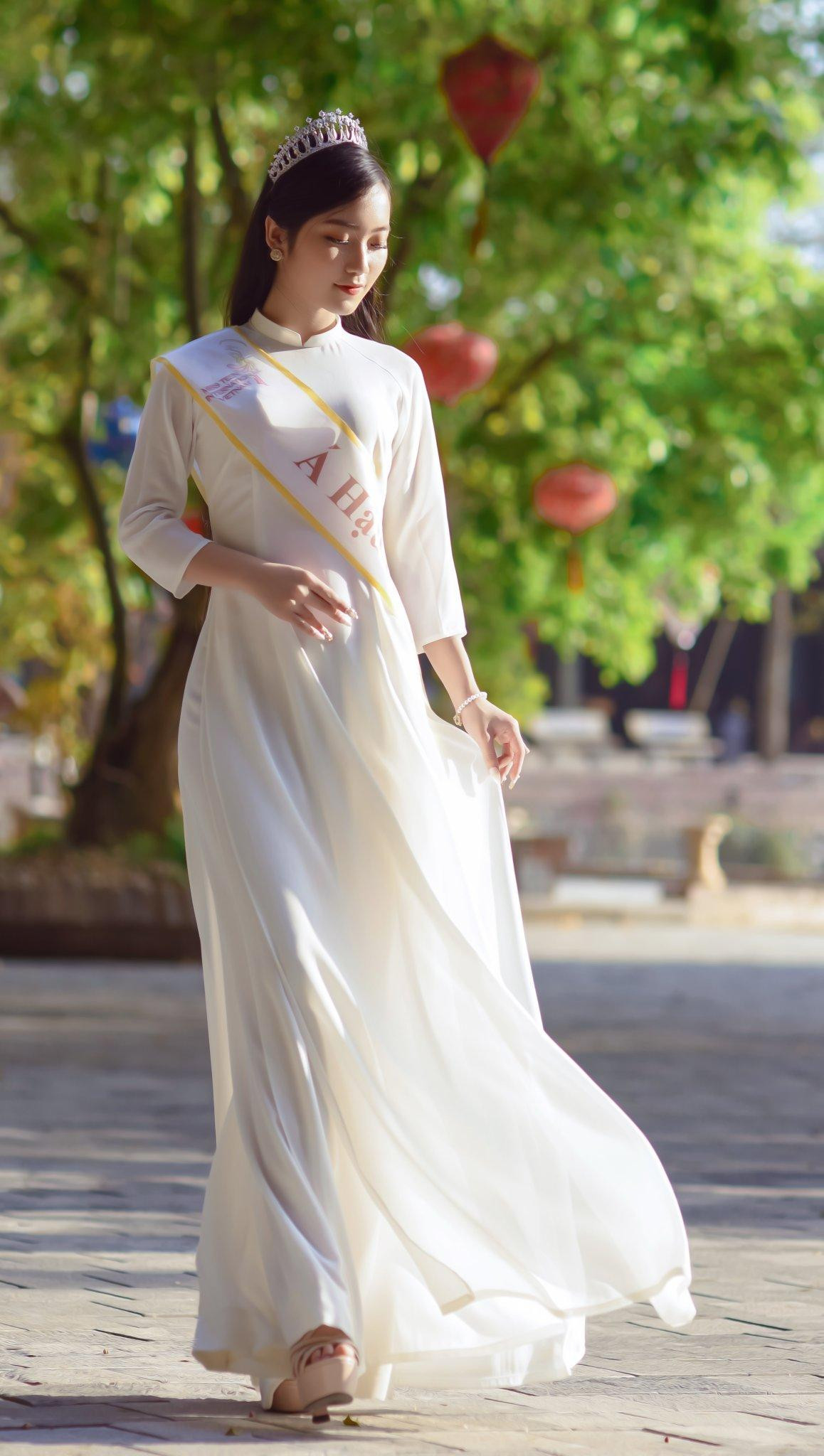 Sở hữu nhan sắc khả ái, cùng mái tóc dài đặc biệt, để đạt được ngôi vị cao quý này, Hải Yến đã trải qua một quá trình vô cùng khó khăn và không ngừng cố gắng. Sở hữu nhan sắc khả ái, cùng mái tóc dài đặc biệt, để đạt được ngôi vị cao quý này, Hải Yến đã trải qua một quá trình vô cùng khó khăn và không ngừng cố gắng.