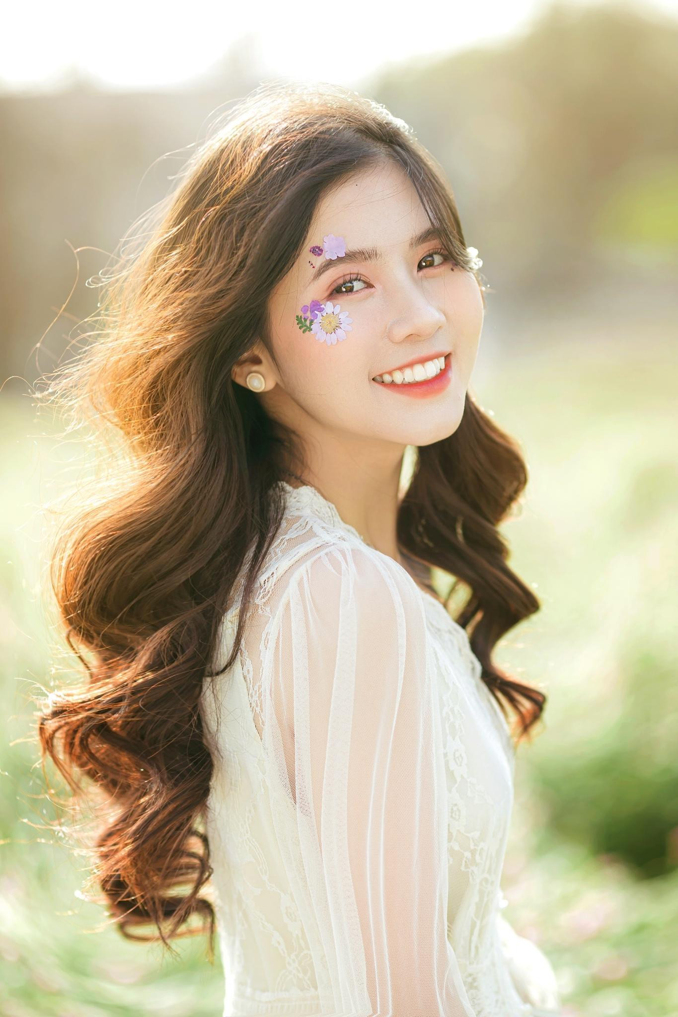 Nguyễn Quỳnh Trang (sinh năm 2001) đang là sinh viên chuyên ngành Diễn viên kịch, điện ảnh – truyền hình của trường Đại học Sân khấu – Điện ảnh Hà Nội.