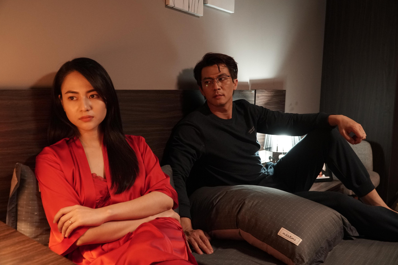 Hà Việt Dũng (vai Nhật Minh) và Việt Hoa (vai Lệ) rơi vào cuộc sống hôn nhân ngột ngạt khi hai vợ chồng không có tiếng nói chung Hà Việt Dũng (vai Nhật Minh) và Việt Hoa (vai Lệ) rơi vào cuộc sống hôn nhân ngột ngạt khi hai vợ chồng không có tiếng nói chung