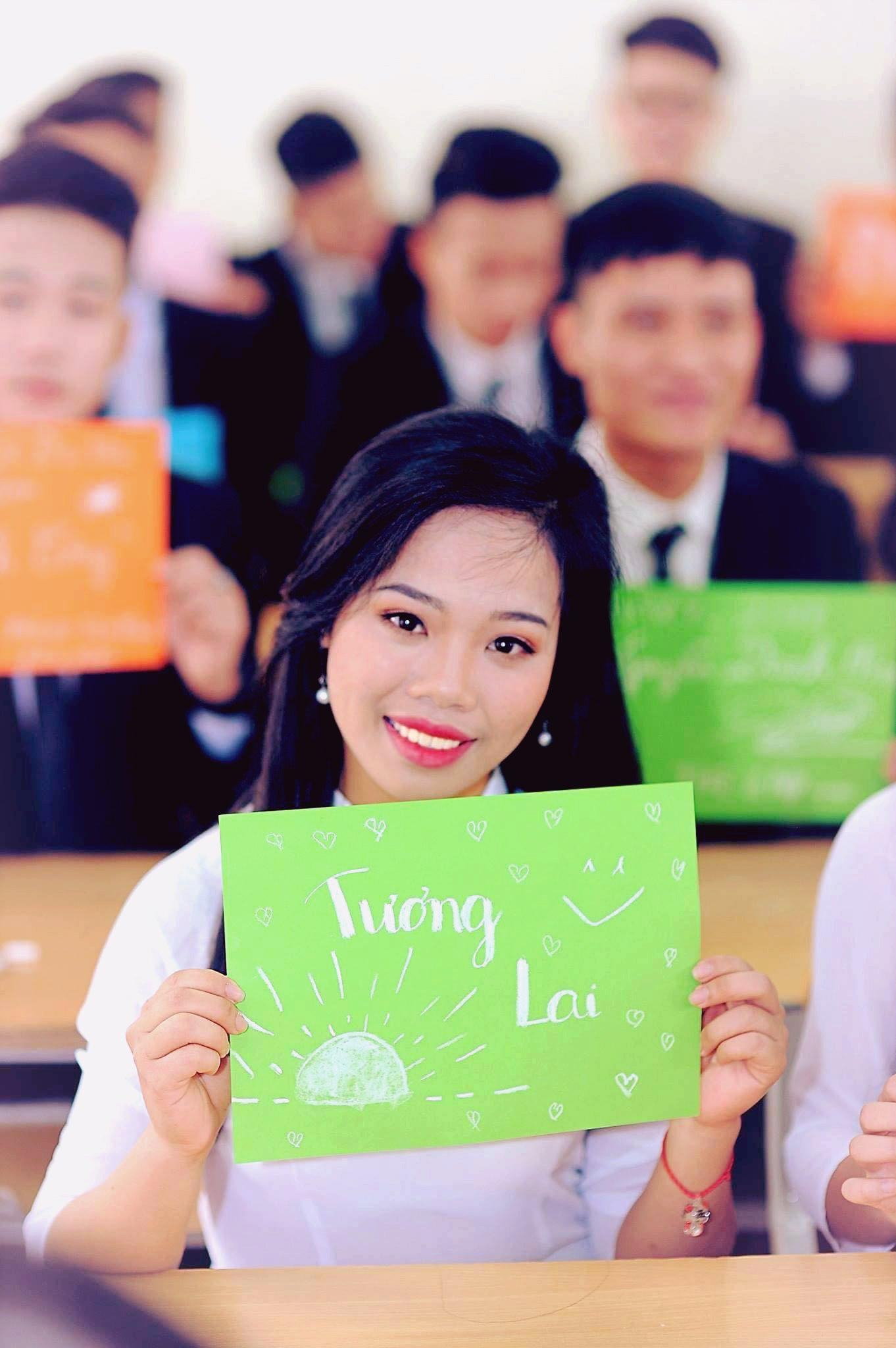 Tốt nghiệp cấp 3 Bích Liên bén duyên với trường Đại học Lâm nghiệp, một môi trường học tập thân thiện, năng động, các thầy cô luôn tâm huyết với nghề, tận tình với sinh viên.