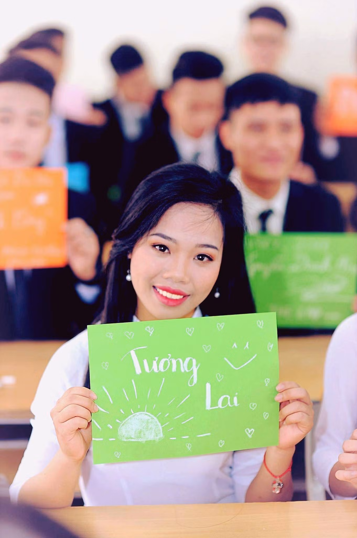 Tốt nghiệp cấp 3 Bích Liên bén duyên với trường Đại học Lâm nghiệp, một môi trường học tập thân thiện, năng động, các thầy cô luôn tâm huyết với nghề, tận tình với sinh viên.