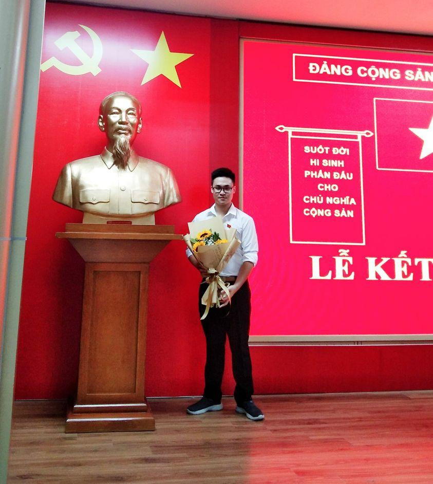 Việt Anh vinh dự được đứng trong hàng ngũ Đảng viên Đảng Cộng sản Việt Nam. Việt Anh vinh dự được đứng trong hàng ngũ Đảng viên Đảng Cộng sản Việt Nam.