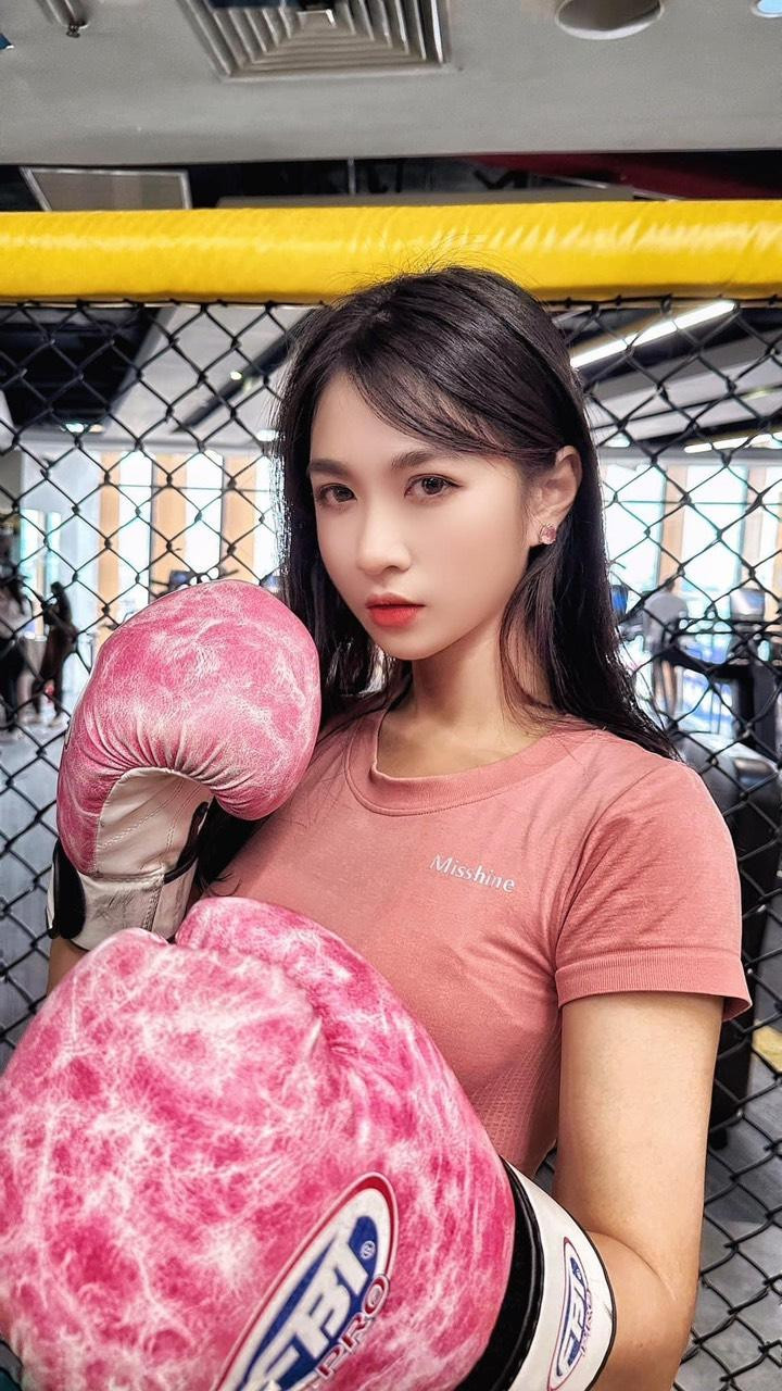 Cô nàng luôn dành thời gian cho các môn thể thao, rèn luyện sức khỏe.