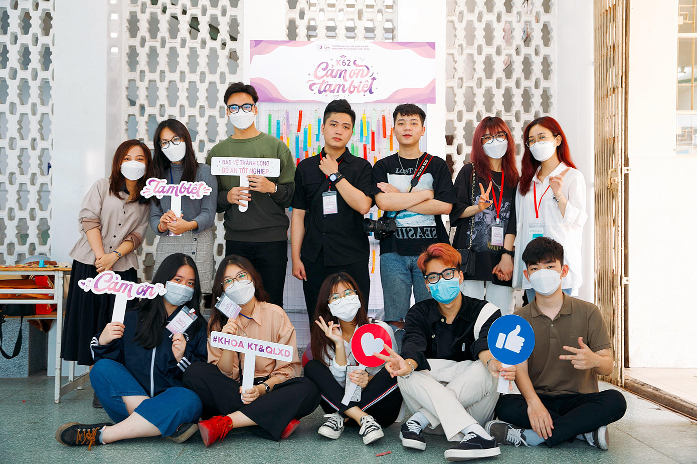 Anh cùng các bạn sinh viên tham gia các hoạt động ngoại khóa do Khoa và Nhà trường tổ chức. Anh cùng các bạn sinh viên tham gia các hoạt động ngoại khóa do Khoa và Nhà trường tổ chức.