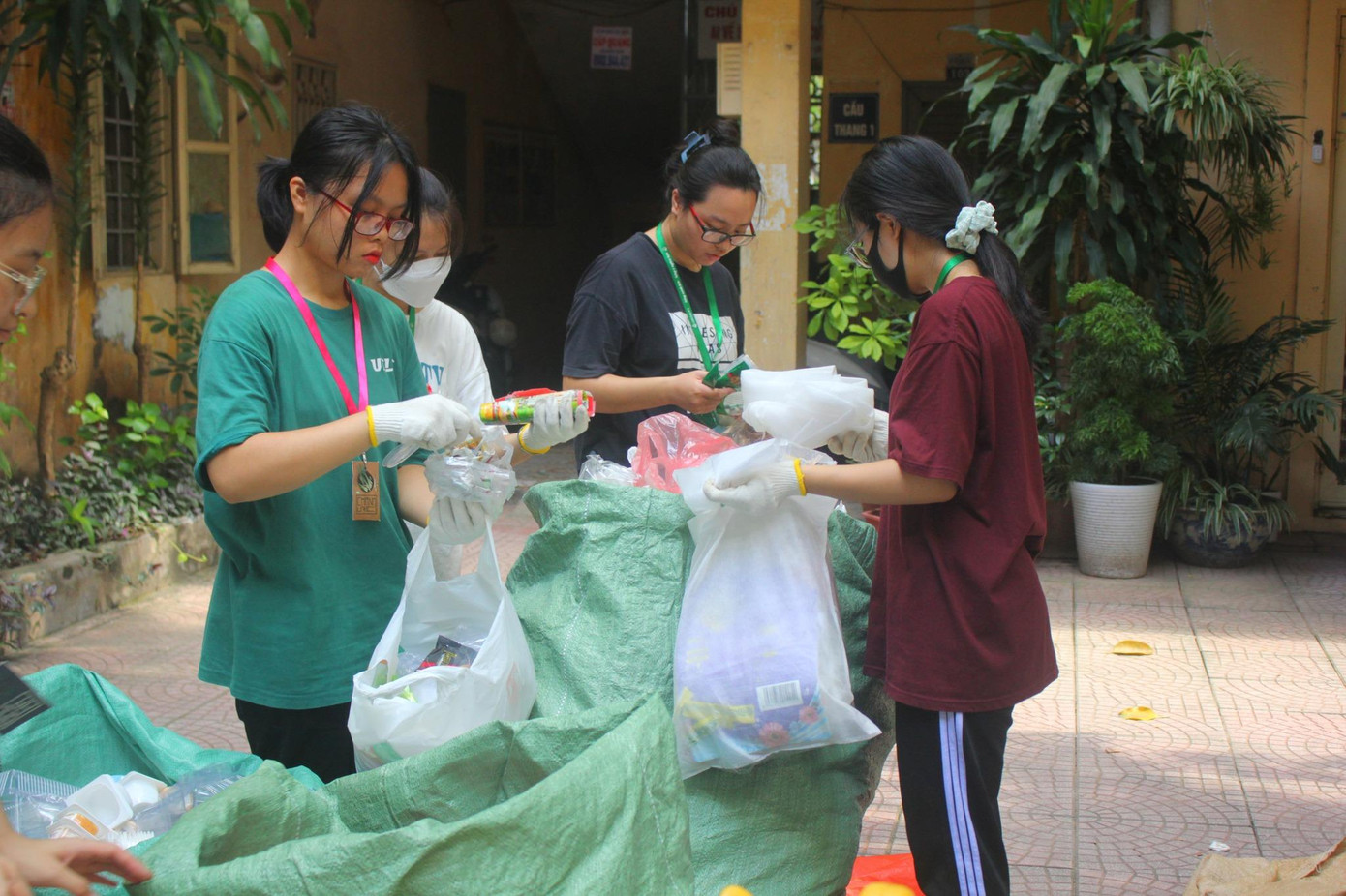 Các bạn tình nguyện viên phân loại rác đã thu gom.