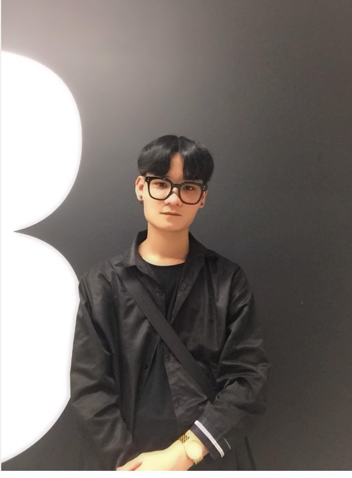 Văn Minh hay còn được mọi người yêu quý gọi với tên thân mật là Min (sinh năm 2002), hiện đang theo học chuyên ngành Quản trị du lịch khách sạn tại trường Cao đẳng Du Lịch Hà Nội.