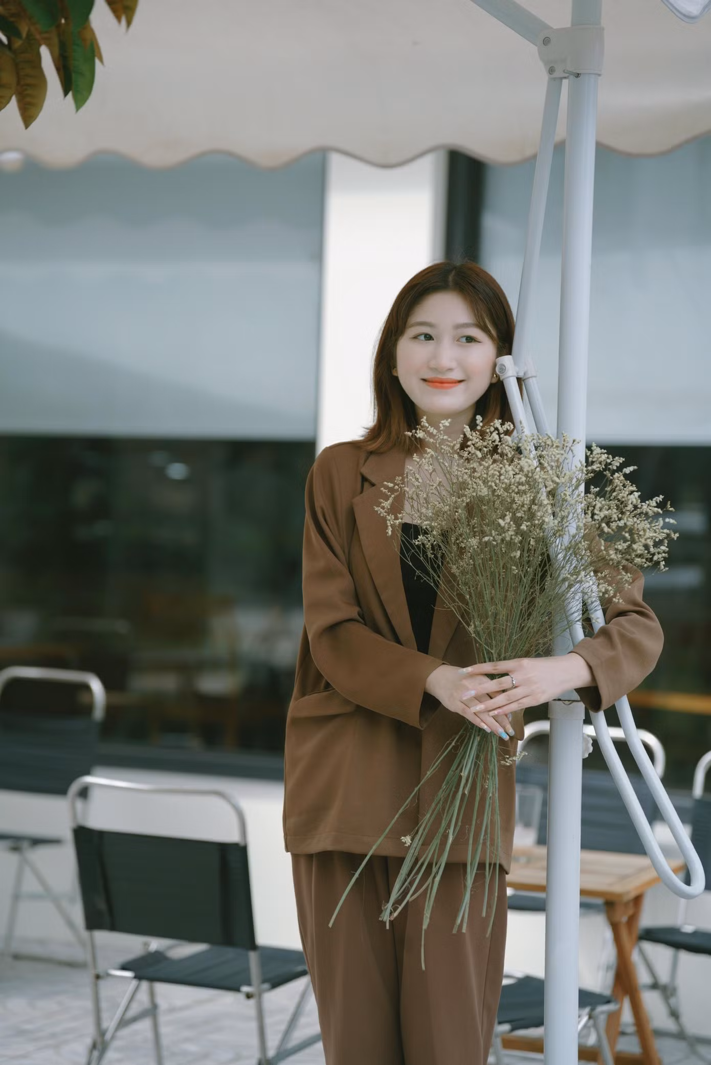 Quỳnh đã “tranh thủ” tích lũy kinh nghiệm từ các lĩnh vực như làm mẫu ảnh, tham gia đào tạo MC và hiện tại vẫn đang tiếp tục theo đuổi con đường này.