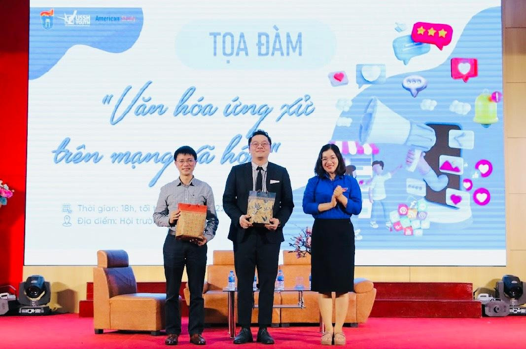 Tiến sĩ Tạ Thị Bích Ngọc - Bí thư Đoàn Trường Đại học Khoa học Xã hội & Nhân văn - ĐHQG Hà Nội - tặng quà lưu niệm cảm ơn các diễn giả. Tiến sĩ Tạ Thị Bích Ngọc - Bí thư Đoàn Trường Đại học Khoa học Xã hội & Nhân văn - ĐHQG Hà Nội - tặng quà lưu niệm cảm ơn các diễn giả.