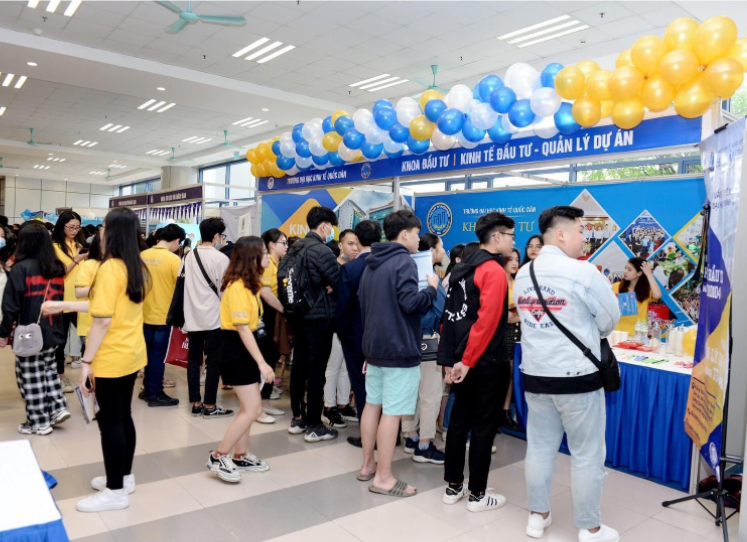 Các gian hàng tư vấn hướng nghiệp cho sinh viên tại NEU Career Week. Các gian hàng tư vấn hướng nghiệp cho sinh viên tại NEU Career Week.