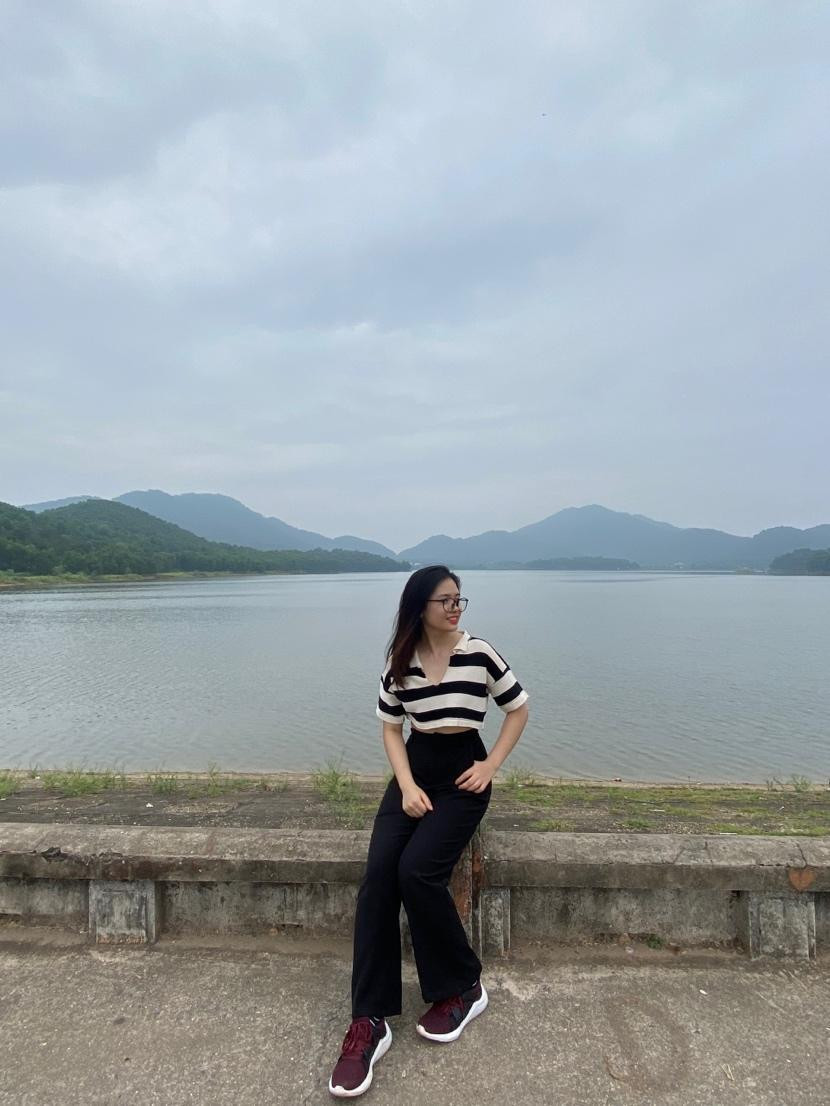 Huyền là một cô gái cá tính, luôn năng nổ trong lớp. Huyền là một cô gái cá tính, luôn năng nổ trong lớp.