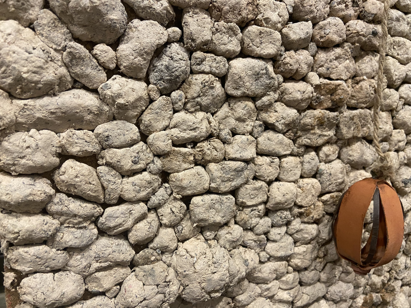 Tường được làm bằng xốp, giấy báo, xỉ than. Tường được làm bằng xốp, giấy báo, xỉ than.