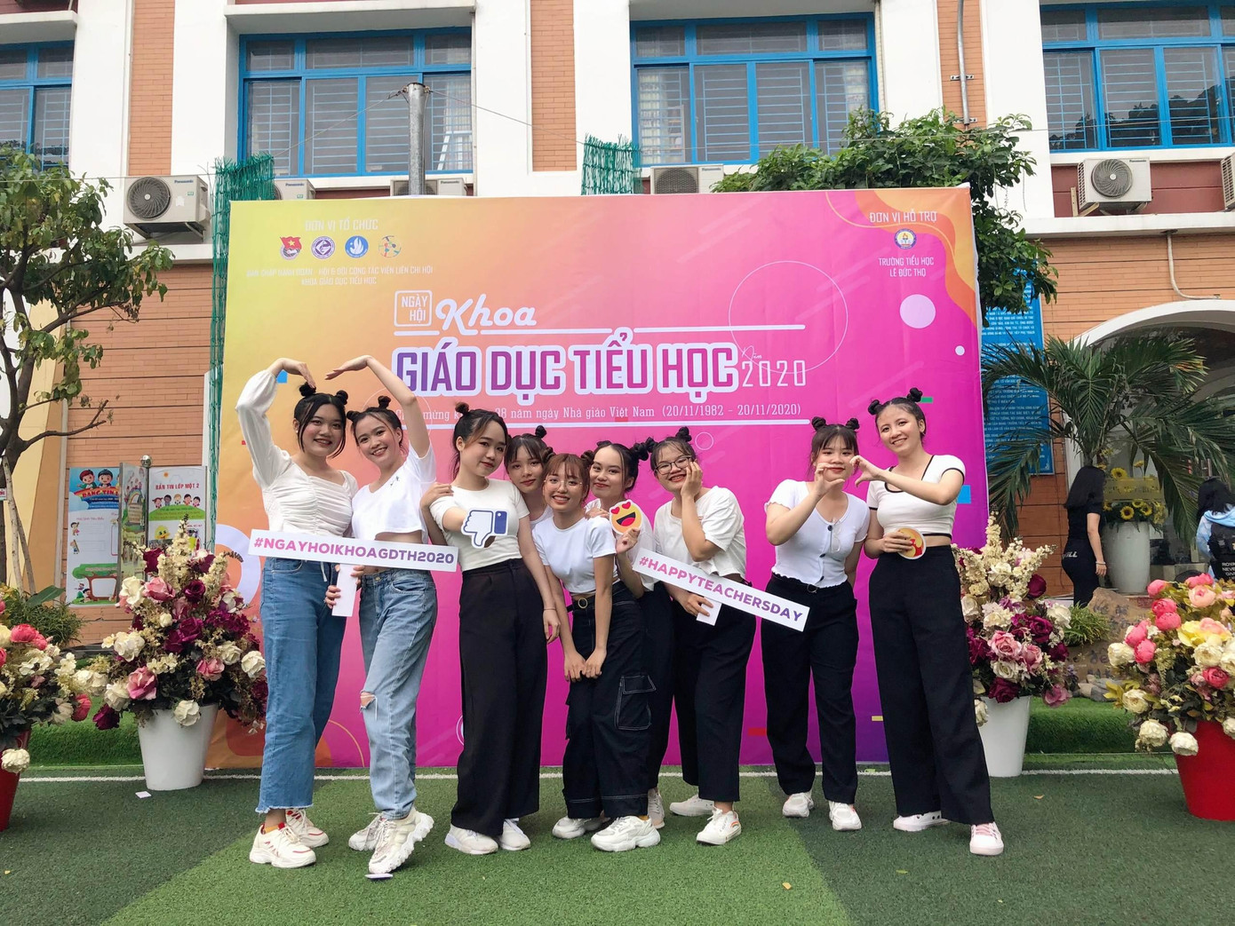 Tú Uyên và các bạn từng tham gia Ngày hội khoa năm 2020. Tú Uyên và các bạn từng tham gia Ngày hội khoa năm 2020.