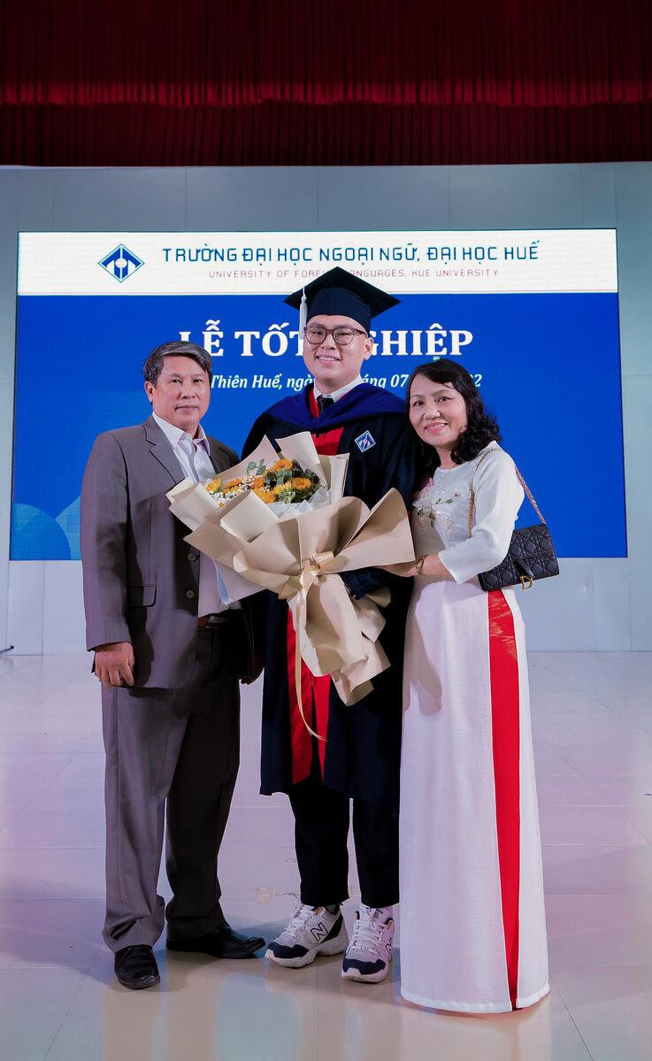 Minh Hoàng cùng bố mẹ tại Lễ Tốt nghiệp. Gia đình chính là nền tảng vững chắc giúp cậu tự tin toả sáng. Minh Hoàng cùng bố mẹ tại Lễ Tốt nghiệp. Gia đình chính là nền tảng vững chắc giúp cậu tự tin toả sáng.