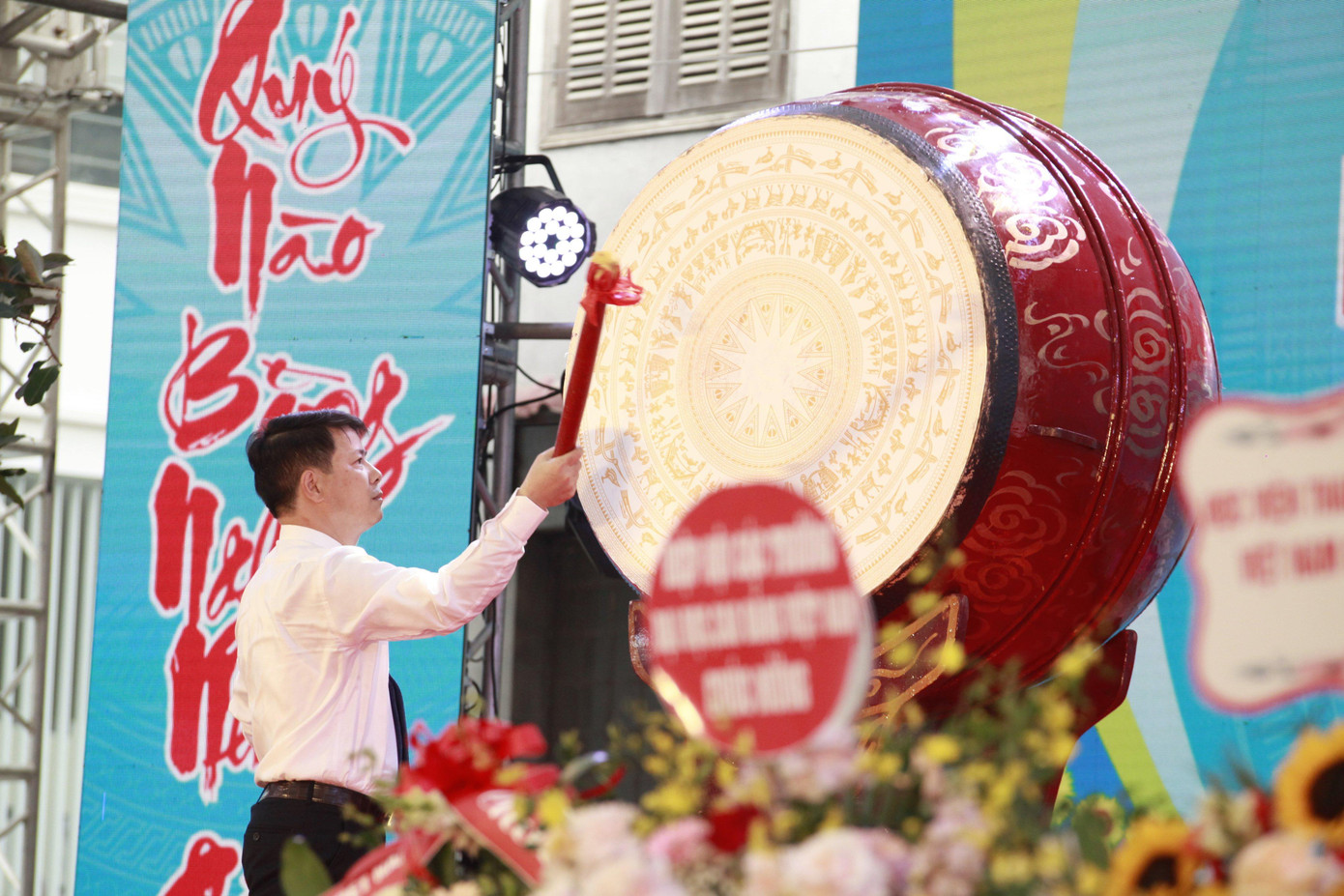 PGS.TS.Trần Quang Tiến, Bí thư Đảng ủy, Giám đốc Học viện Phụ nữ Việt Nam đánh trống khai giảng năm học mới.