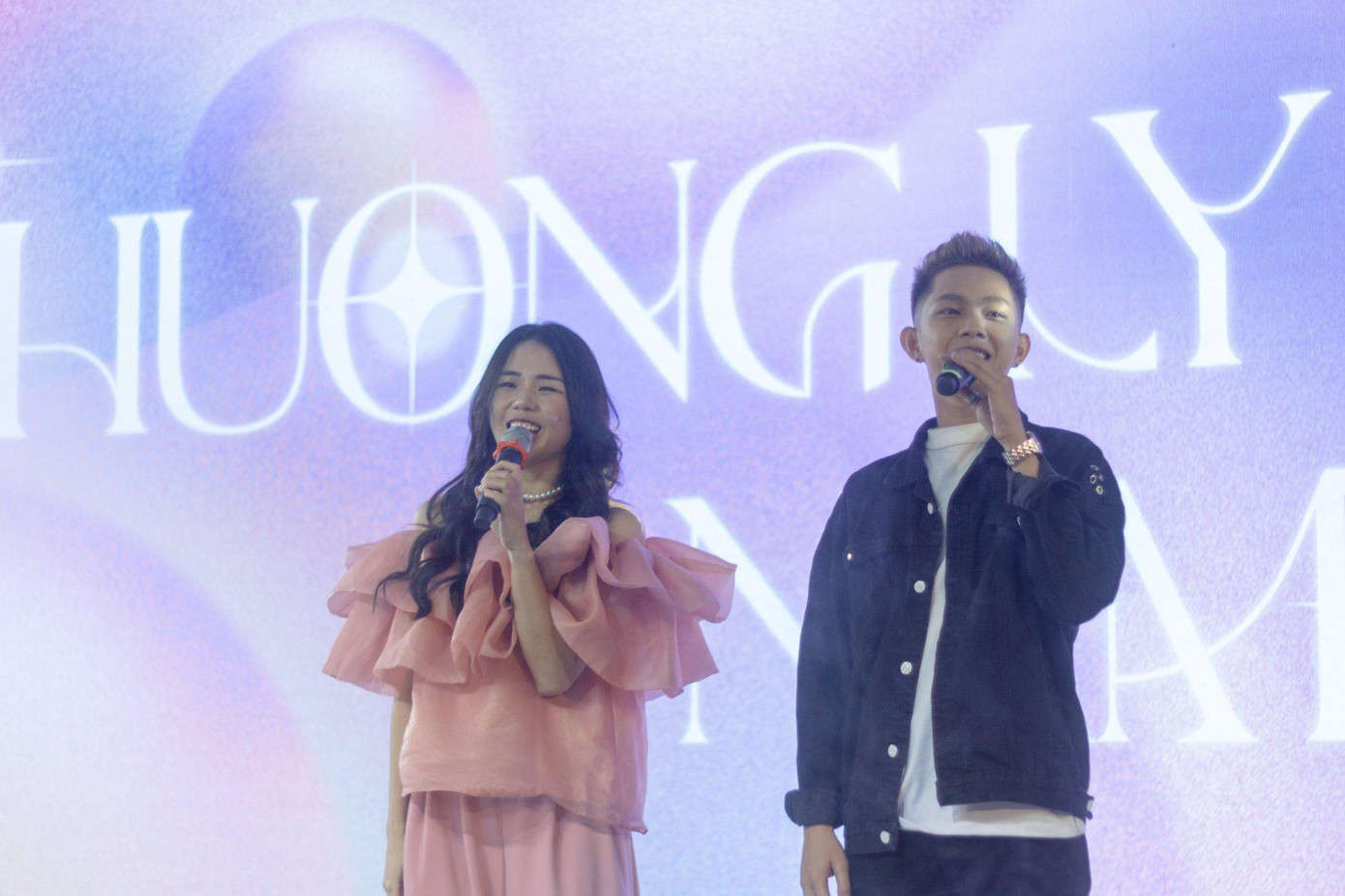 Hình ảnh ca sĩ Nam Lê - Hương Ly tại Red Carpet 2022.