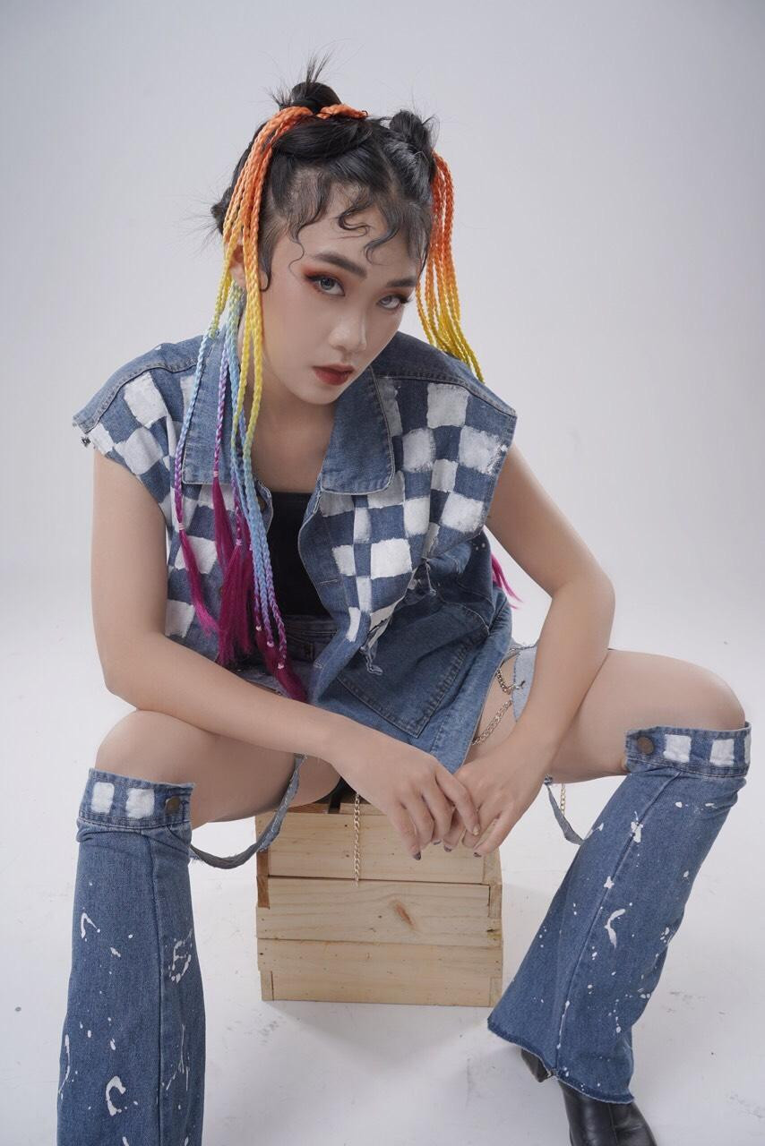 Trang phục được Thanh thiết kế dựa trên vật liệu tái chế.