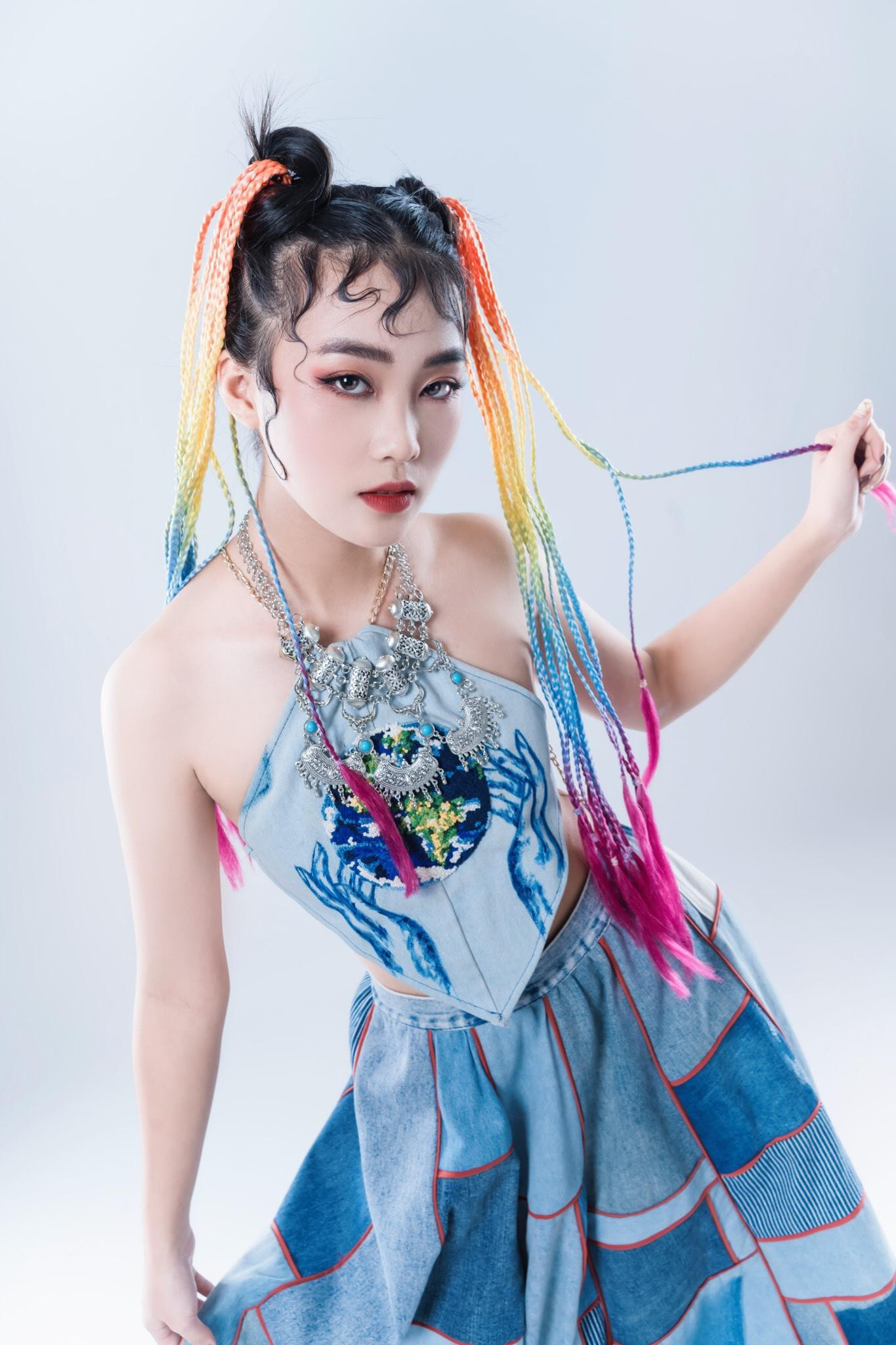 Thanh làm mẫu và thể hiện sáng tạo trên trang phục được sinh viên thiết kế.