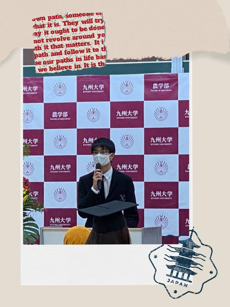 Cậu thay mặt các sinh viên quốc tế phát biểu tại Lễ tốt nghiệp.