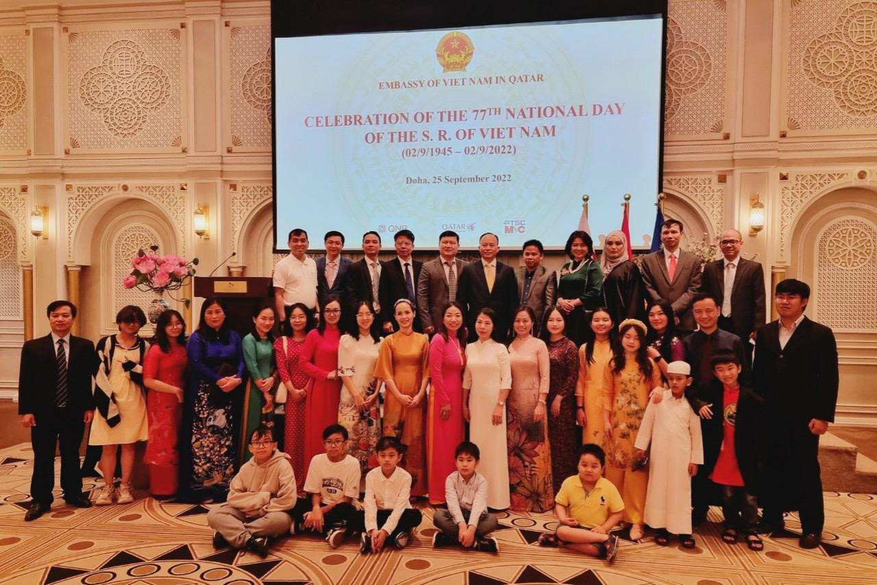 Lan Anh và Hương gặp mặt cộng đồng người Việt tại Qatar nhân dịp kỷ niệm Ngày Quốc khánh 2/9.